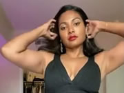 インドのホットなセクシーな女の子が一人でオナニーしている